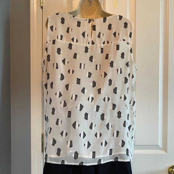 BUY 2 ITEMS & GET 1 FREE: Tommy Hilfiger B&W Geo Print Blouse Sz XL - Picture 3 of 8